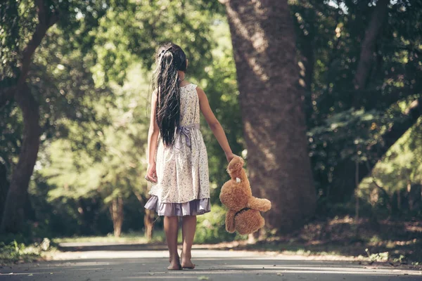 Üzgün Kız Yeşil Bahçe Parkında Yalnız Başına Oyuncak Ayıya Sarılıyor — Stok fotoğraf
