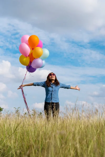 Vrouw Met Ballonnen Groene Weide Witte Wolk Blauwe Lucht Met — Stockfoto