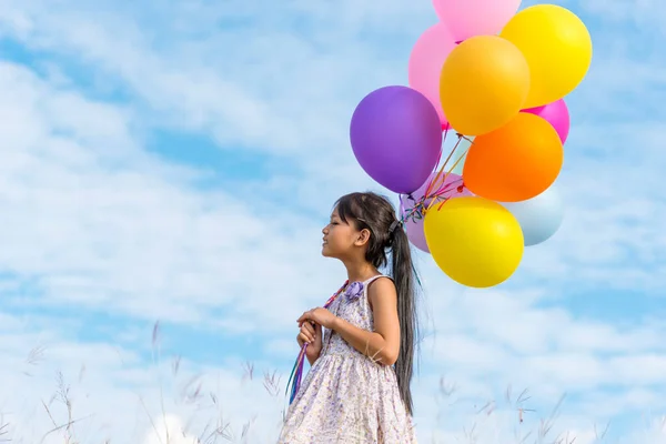 Vrolijk Schattig Meisje Houden Ballonnen Lopen Groene Weide Witte Wolk — Stockfoto