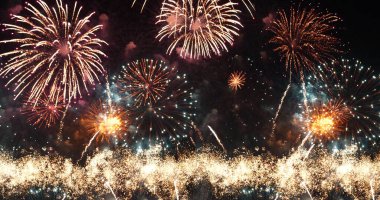 Renkli canlı Havai fişekler yeni yıl dönümünü kutluyor. 2022, 4 Temmuz bayram festivali. Ulusal bayramı kutlamak için gece vakti renkli havai fişekler. Geri sayım Yeni Yıl 2022 Parti Zamanı