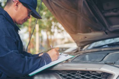 Otomotiv merkezindeki tamirci oto tamirhanesinde. Teknisyen atölyesi motor tamir araçları makine mühendisliği işi. Otomobil tamircisi eller araba tamir teknisyeni
