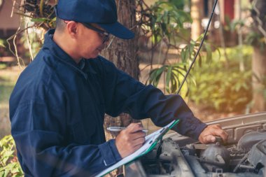 Otomotiv merkezindeki tamirci oto tamirhanesinde. Teknisyen atölyesi motor tamir araçları makine mühendisliği işi. Otomobil tamircisi eller araba tamir teknisyeni