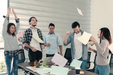 Bir grup iş adamı evrak işlerini bitirdiler ve mutlulukla dans ettiler. Çeşitli insanlar dans ediyor, eğleniyor, eğleniyor, terfi alıyor ve iyi haberler veriyor. Dostum kameraya bak, mutlu dans ediyor.