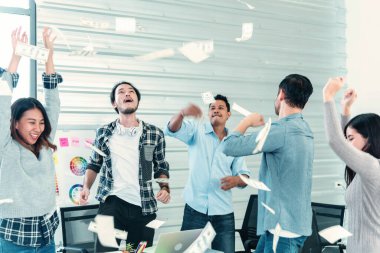 Mutlu iş adamları bir dolar para tutuyor ve havaya atıyorlar mutluluğu kutluyorlar zenginlik dansı piyango parası yağmur damlası konsepti. Başarı işi nakit akışı şirketteki şirket iş arkadaşları. Mutluluk parası