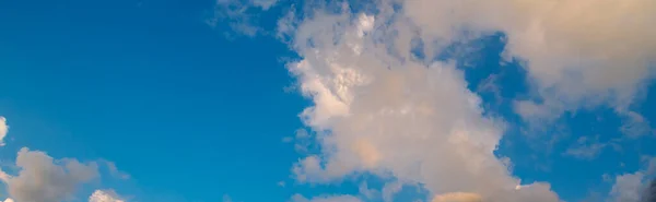 Banner Tropické Léto Modrá Obloha Nadýchaný Bílý Mrak Léto Světle — Stock fotografie