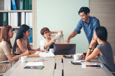 Birlikte Çalışan İş Adamları Konferans Odasında Çok Etnik Takım İşbirliği Ekibi İletişim Konsepti. Çeşitlilik Ortaklığı Toplantısı İş Adamları Ekibi Beyin Fırtınası