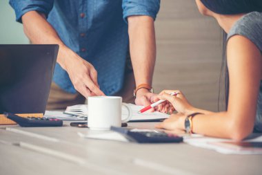 Çok ırklı iş adamlarından oluşan bir grup konferans salonunda iş dünyası grafiği ve grafiği üzerinde fikir alışverişinde bulunuyor. Çok Kültürlü Takım Çalışması, iş ortakları ve güven ortakları bir araya gelecek.