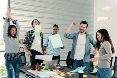 Bir grup iş adamı evrak işlerini bitirdiler ve mutlulukla dans ettiler. Çeşitli insanlar dans ediyor, eğleniyor, eğleniyor, terfi alıyor ve iyi haberler veriyor. Dostum kameraya bak, mutlu dans ediyor.