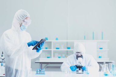 İki Asyalı bilim adamı kimya bilimi tüpü deney tüpü antikor örneğini kovid-19 virüsüne karşı laboratuvar geliştirmek için depoluyorlar. Kimya Laboratuarı 'nda bilim adamı danışmanı, analizi