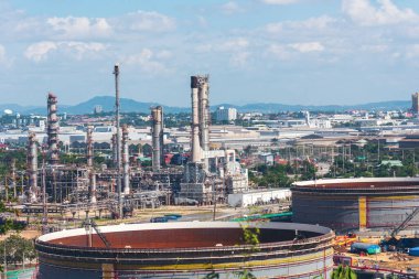 Petrol rafinerisi, ham depo, benzin ve kimya fabrikası olan petrol rafinerisi. Petrol varili ağır sanayi petrol rafinerisi imalat fabrikası. Rafineri endüstrisi konsepti