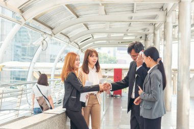 Bir grup insan çeşitliliği çoklu etnik gruplar arası takım çalışması iletişim konseptini karşılıyor. İş adamları, çok etikli iş ortakları beyin fırtınası yapan iş adamlarıyla bir araya geldi.