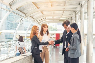 Bir grup insan çeşitliliği çoklu etnik gruplar arası takım çalışması iletişim konseptini karşılıyor. İş adamları, çok etikli iş ortakları beyin fırtınası yapan iş adamlarıyla bir araya geldi.