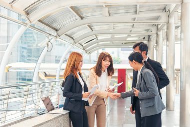 Bir grup insan çeşitliliği çoklu etnik gruplar arası takım çalışması iletişim konseptini karşılıyor. İş adamları, çok etikli iş ortakları beyin fırtınası yapan iş adamlarıyla bir araya geldi.