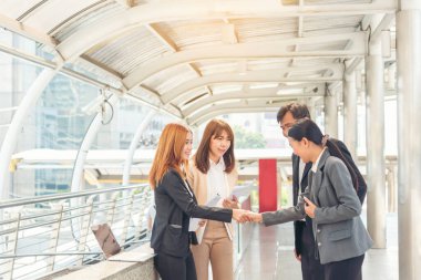 Bir grup insan çeşitliliği çoklu etnik gruplar arası takım çalışması iletişim konseptini karşılıyor. İş adamları, çok etikli iş ortakları beyin fırtınası yapan iş adamlarıyla bir araya geldi.