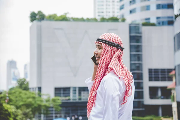 Ісламська Людина Допомогою Смартфонів Організовує Порядок Денний Фокусуючись Руках Тримають — стокове фото