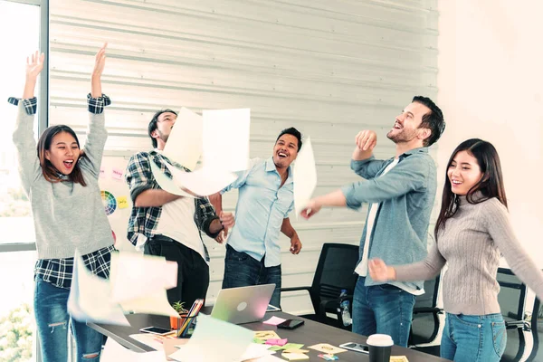 Groep Van Zakenmensen Klaar Met Het Gooien Van Papierwerk Dans — Stockfoto