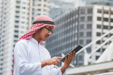 Akıllı telefon uygulaması kullanan İslami adam, ajandasını akıllı telefon Müslüman modern uae şehrine odaklıyor. Arap erkekleri tesettür ve Müslüman resmi giysileri giyer. Çevrimiçi yaşam tarzı mesajları gönderir.