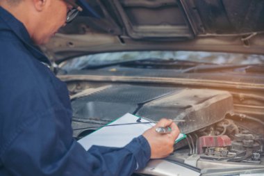 Otomotiv merkezindeki tamirci oto tamirhanesinde. Teknisyen atölyesi motor tamir araçları makine mühendisliği işi. Otomobil tamircisi eller araba tamir teknisyeni