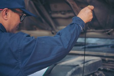 Otomotiv merkezindeki tamirci oto tamirhanesinde. Teknisyen atölyesi motor tamir araçları makine mühendisliği işi. Otomobil tamircisi eller araba tamir teknisyeni