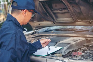 Otomotiv merkezindeki tamirci oto tamirhanesinde. Teknisyen atölyesi motor tamir araçları makine mühendisliği işi. Otomobil tamircisi eller araba tamir teknisyeni