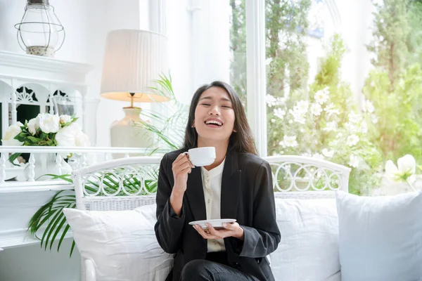 Wanita Memegang Cangkir Kopi Santai Setelah Bekerja Kantor Rasa Hangat — Stok Foto