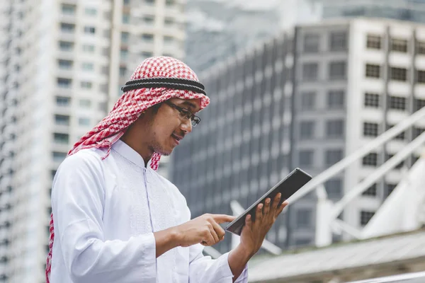 Islamisk Man Med Smartphones App Organisera Schema Agenda Fokus Händer — Stockfoto