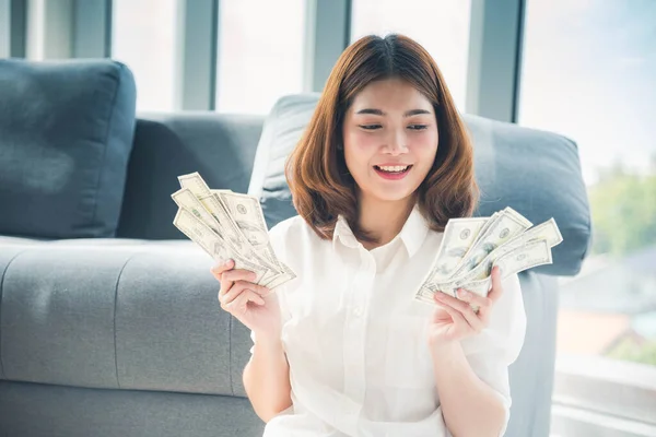 Feliz Joven Asiática Mujer Sosteniendo Dinero Del Dólar Tirar Aire —  Fotos de Stock
