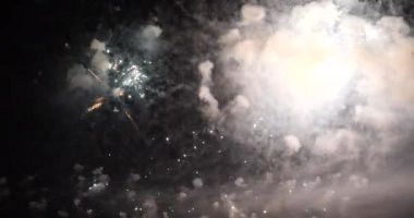 Havai fişekler yıldönümünü kutluyor. Mutlu yıllar 2022, 4 Temmuz bayram festivali. Ulusal bayramı kutlamak için gece vakti renkli havai fişekler. Yeni yıla geri sayım 2022 Parti zamanı etkinliği.