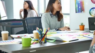 Yaratıcı tasarım ofis merkezi takım çalışması. Mutlu iş ortakları strateji organizasyonu planlıyorlar. Çeşitli ofislerde araştırmacıları bir araya getiriyorlar. Laptop, akıllı telefon şirketi konferans odasını kullanıyorlar.