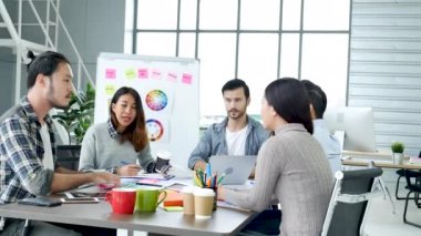 Çeşitli etnik gruplar, iş ortağıyla toplantı yapan ve konferans odasında fikirlerini paylaşan beyin fırtınası yapan gruplar. Yaratıcı tasarım meslektaşı strateji planı yapışkan notlar kullan, sunum fikirleri