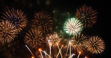 Renkli canlı Havai fişekler yeni yıl dönümünü kutluyor. 2022, 4 Temmuz bayram festivali. Ulusal bayramı kutlamak için gece vakti renkli havai fişekler. Geri sayım Yeni Yıl 2022 Parti Zamanı