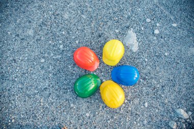 İnşaat alanındaki mühendislerin baş koruma standartları için inşaat başlığı güvenlik aletleri donanımı. Fotokopi alanı olan bir sürü başlık var. Mühendislik İnşaat Konsepti