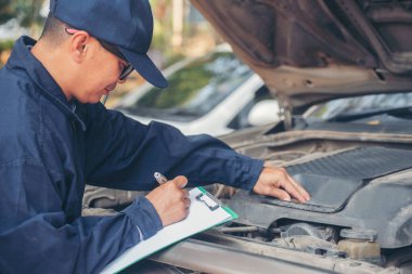 Otomotiv merkezindeki tamirci oto tamirhanesinde. Teknisyen atölyesi motor tamir araçları makine mühendisliği işi. Otomobil tamircisi eller araba tamir teknisyeni