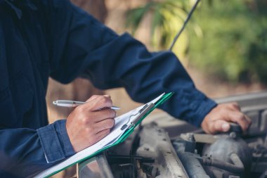 Otomotiv merkezindeki tamirci oto tamirhanesinde. Teknisyen atölyesi motor tamir araçları makine mühendisliği işi. Otomobil tamircisi eller araba tamir teknisyeni