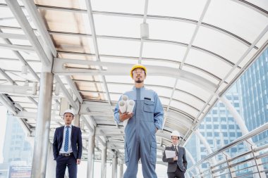 Güvenlik Ekibi 'nin inşaat mühendisi. İnşaat sahasında güvenlik ekipmanı var. İnşaat Mühendisi Hardhat Koruma Başkanı. Mühendislik Konsepti