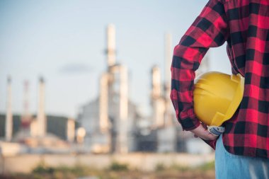 İnşaat işçisi kadın inşaat sektöründe güvenlik önlüğü takıyor. Sıkı kasklı inşaat mühendisi kadın mühendis. Kadın inşaat mühendisi konsepti