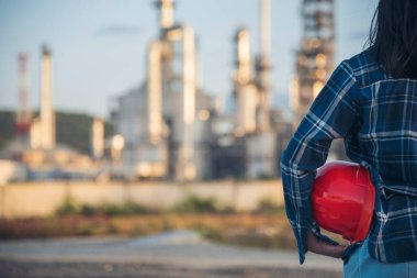 İnşaat işçisi kadın inşaat sektöründe güvenlik önlüğü takıyor. Sıkı kasklı inşaat mühendisi kadın mühendis. Kadın inşaat mühendisi konsepti