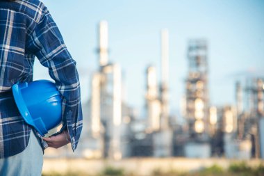 İnşaat işçisi kadın inşaat sektöründe güvenlik önlüğü takıyor. Sıkı kasklı inşaat mühendisi kadın mühendis. Kadın inşaat mühendisi konsepti