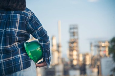 İnşaat işçisi kadın inşaat sektöründe güvenlik önlüğü takıyor. Sıkı kasklı inşaat mühendisi kadın mühendis. Kadın inşaat mühendisi konsepti