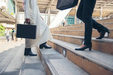 Kalabalık iş adamları modern şehir yaşamında işe, çalışma ofisine gidiyorlar. Kalabalık bir işçi grubu iş kadını ile meşgul bir hayat sürüyor. Şehir hayatı yaşayan bir adam. İş İnsanları Konsepti.