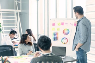 Bir grup iş adamı konferans odasında toplanıyor. Asyalı iş adamı konuşması, mevcut takım çalışması ortaklığı. Mutlu iş adamları toplantı odasında grafik çizelgesi yatırımı ve iş verilerini karşılıyorlar.