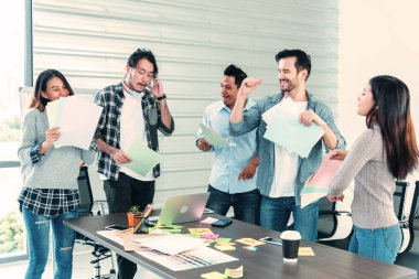 Bir grup iş adamı evrak işlerini bitirdiler ve mutlulukla dans ettiler. Çeşitli insanlar dans ediyor, eğleniyor, eğleniyor, terfi alıyor ve iyi haberler veriyor. Dostum kameraya bak, mutlu dans ediyor.