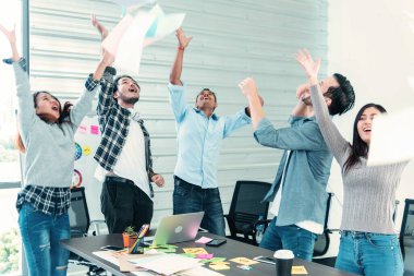 Bir grup iş adamı evrak işlerini bitirdiler ve mutlulukla dans ettiler. Çeşitli insanlar dans ediyor, eğleniyor, eğleniyor, terfi alıyor ve iyi haberler veriyor. Dostum kameraya bak, mutlu dans ediyor.