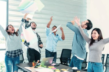 Bir grup iş adamı evrak işlerini bitirdiler ve mutlulukla dans ettiler. Çeşitli insanlar dans ediyor, eğleniyor, eğleniyor, terfi alıyor ve iyi haberler veriyor. Dostum kameraya bak, mutlu dans ediyor.