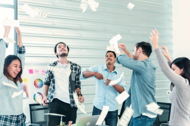 Mutlu iş adamları bir dolar para tutuyor ve havaya atıyorlar mutluluğu kutluyorlar zenginlik dansı piyango parası yağmur damlası konsepti. Başarı işi nakit akışı şirketteki şirket iş arkadaşları. Mutluluk parası