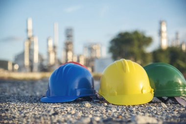 İnşaat alanındaki mühendislerin baş koruma standartları için inşaat başlığı güvenlik aletleri donanımı. Fotokopi alanı olan bir sürü başlık var. Mühendislik İnşaat Konsepti