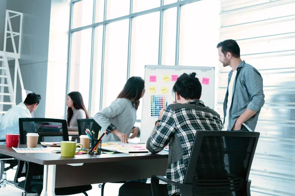 Diversiteit Multi Etnische Team Groep Van Zakenmensen Aanwezig Vergaderzaal Brainstorming — Stockfoto