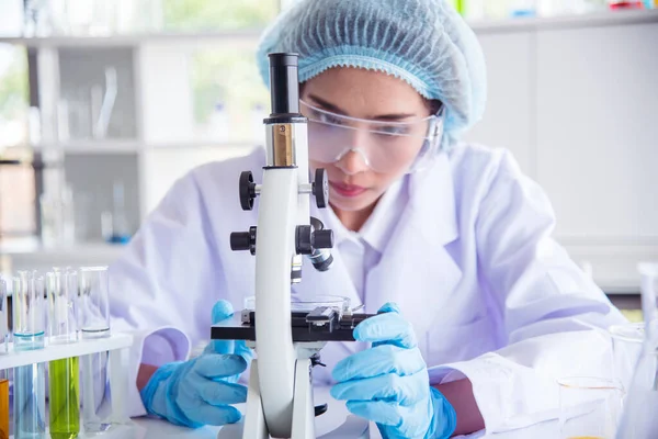 Cientista Mulher Laboratório Olhar Para Microscópio Ciência Teste Médico Química — Fotografia de Stock