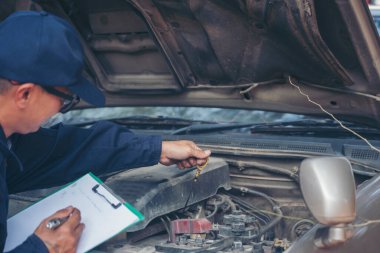 Otomotiv merkezindeki tamirci oto tamirhanesinde. Teknisyen atölyesi motor tamir araçları makine mühendisliği işi. Otomobil tamircisi eller araba tamir teknisyeni