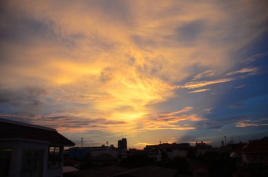 Dramatik günbatımı aralığı güzel manzara alacakaranlık altın saat parlak gökyüzü. Güzel manzara manzara manzarası şafak vakti dramatik gökyüzü zamanı. Gündoğumu manzarası Altın gökyüzü güneş ışığı